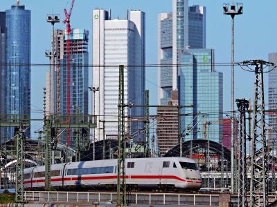 Bahnhof und Hochhäuser. Blick vom Bahnhof auf diverse Wolkenkratzer \ © PIA Stadt Frankfurt am Main, Foto: Rainer Rüffer