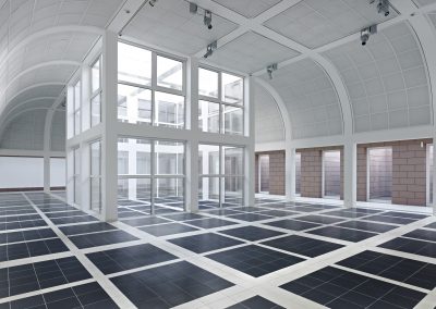 Ausstellungshalle mit Innenhof im Erdgeschoss \ Foto: Norbert Miguletz, Frankfurt am Main