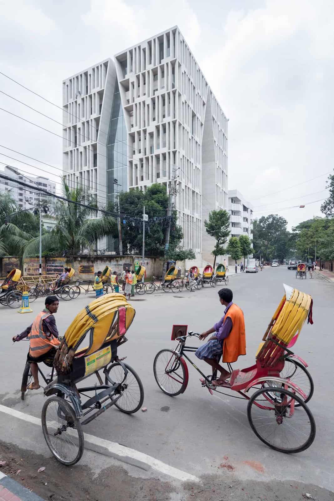 Gulshan Society Mosque; Gulshan, Dhaka \ Architect: URBANA / Kashef Mahboob Chowdhury; © Iwan Baan