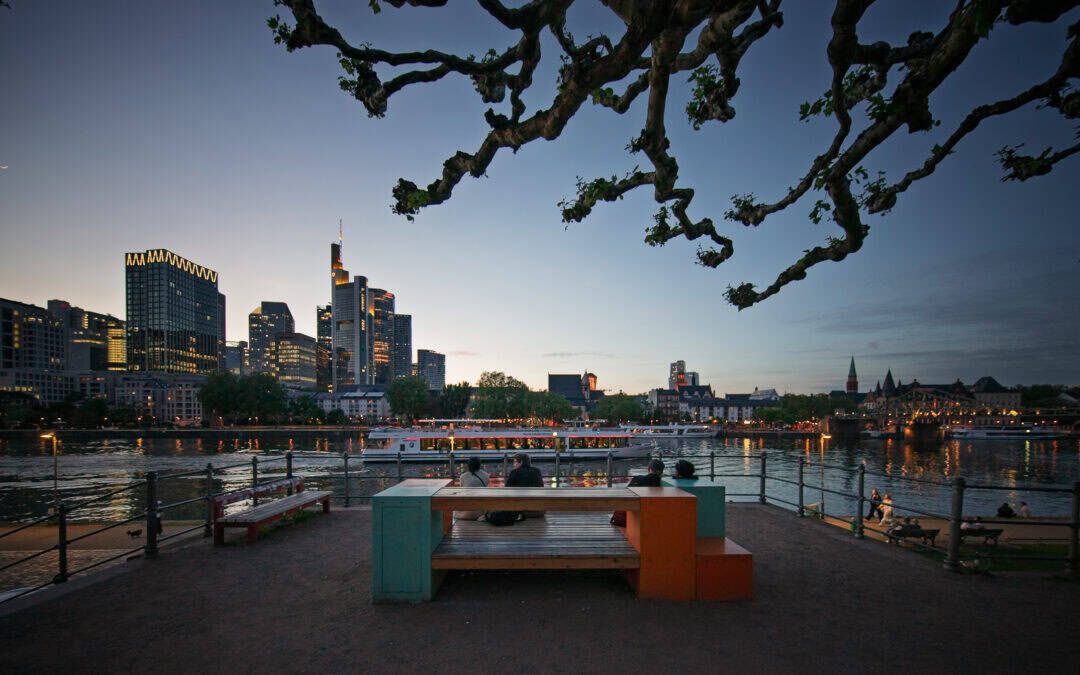 DIE LANGE BANK im Stadtraum