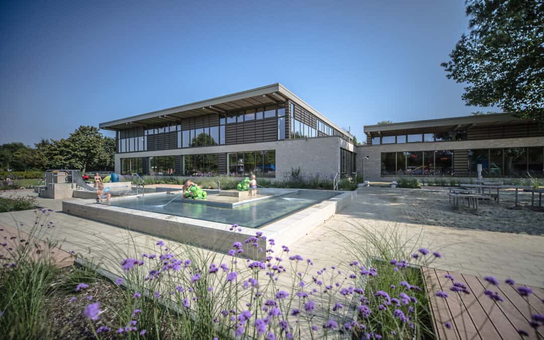 Internationale  Landschafts-  architektur DIE KUNST DES KONTEXTS —  Der Austausch zwischen Architektur  und Landschaftsarchitektur: Schwimmbäder und Freizeitanlagen – einfach kompliziert